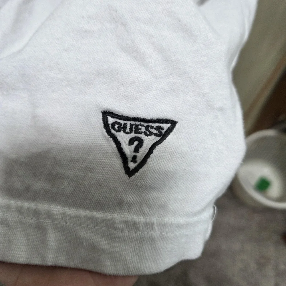 Guess Shirt Mens Medium White V-Neck Ringer Logo Tagless Cotton Jersey Tee - Picture 4 of 8